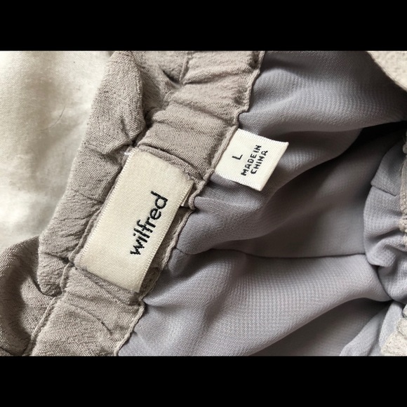 Aritzia (Wilfred) Grey Short - Picture 3 of 4